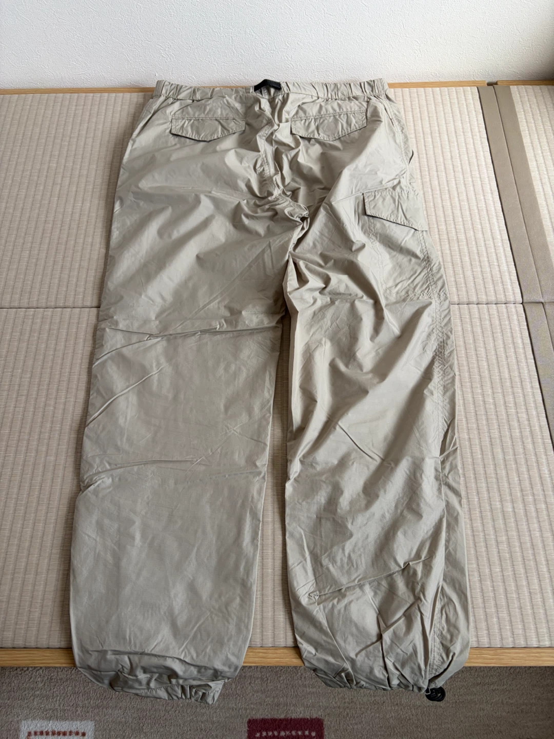 ユニクロメンズ カーゴパンツ ベージュ ウエストベルトの写真2枚目