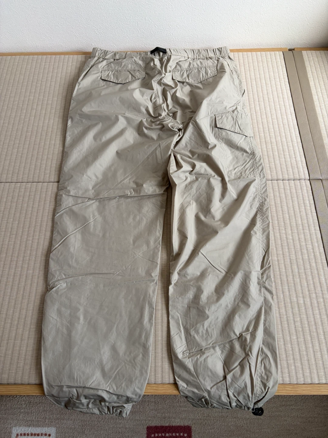 ユニクロメンズ カーゴパンツ ベージュ ウエストベルトの写真2枚目