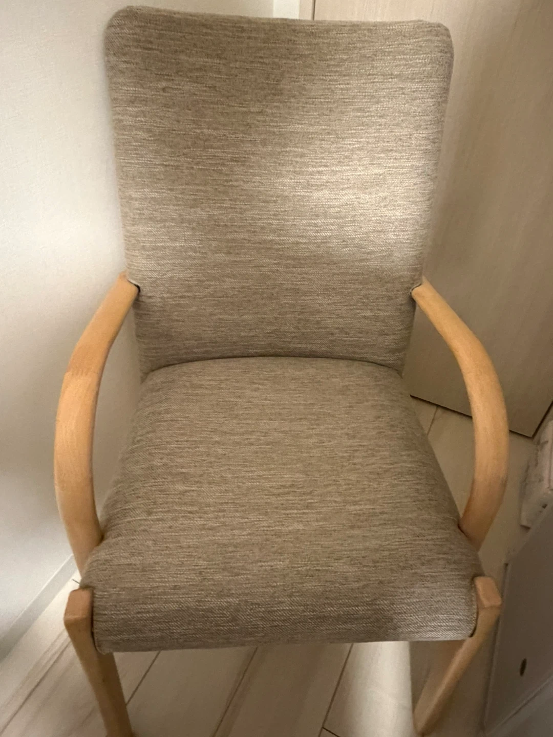 【ニトリ】木製肘付きダイニングチェア(ナチュラル/目立った傷・汚れなし)の写真2枚目
