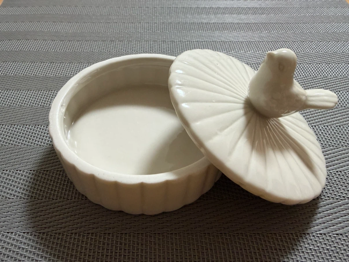 小鳥のモチーフ付き 陶器製キャニスターの写真2枚目