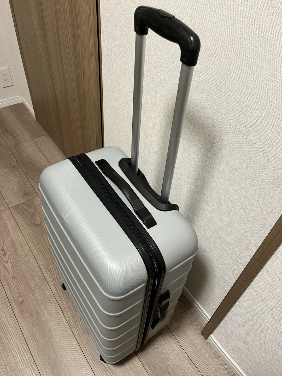 モノコムサ キャリーケース シルバーの写真2枚目
