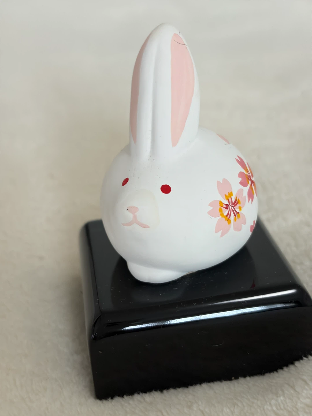 うさぎの置物 桜柄 台座付き