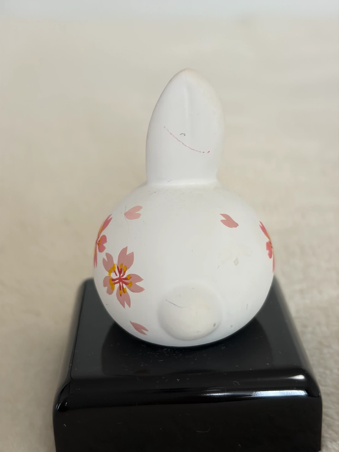 うさぎの置物 桜柄 台座付きの写真3枚目