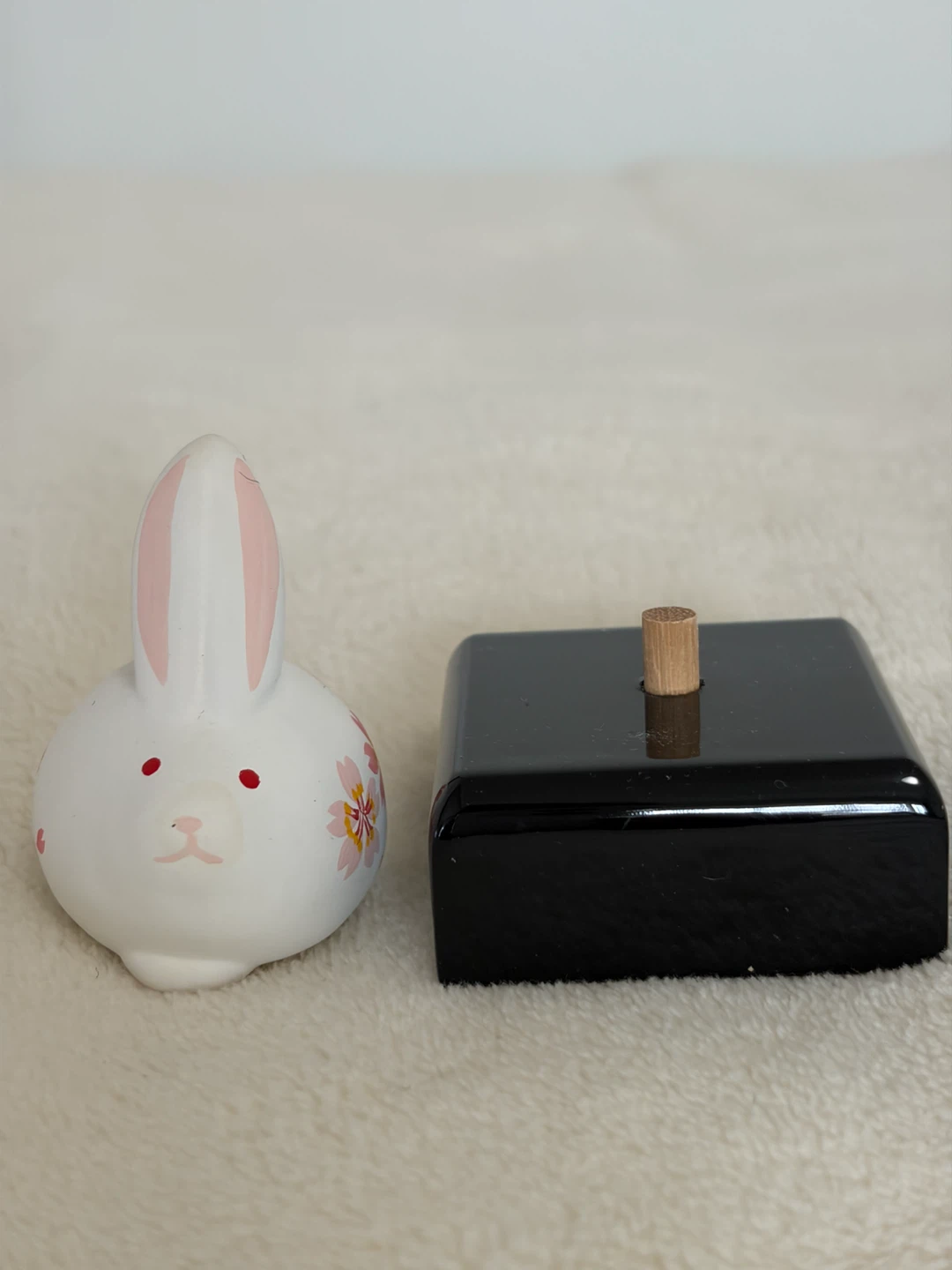 うさぎの置物 桜柄 台座付きの写真4枚目