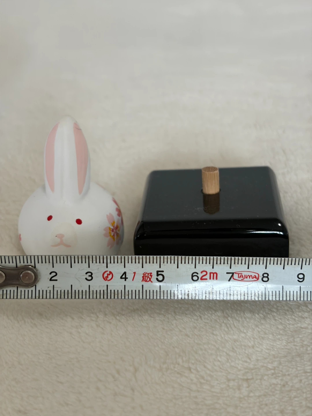 うさぎの置物 桜柄 台座付きの写真5枚目