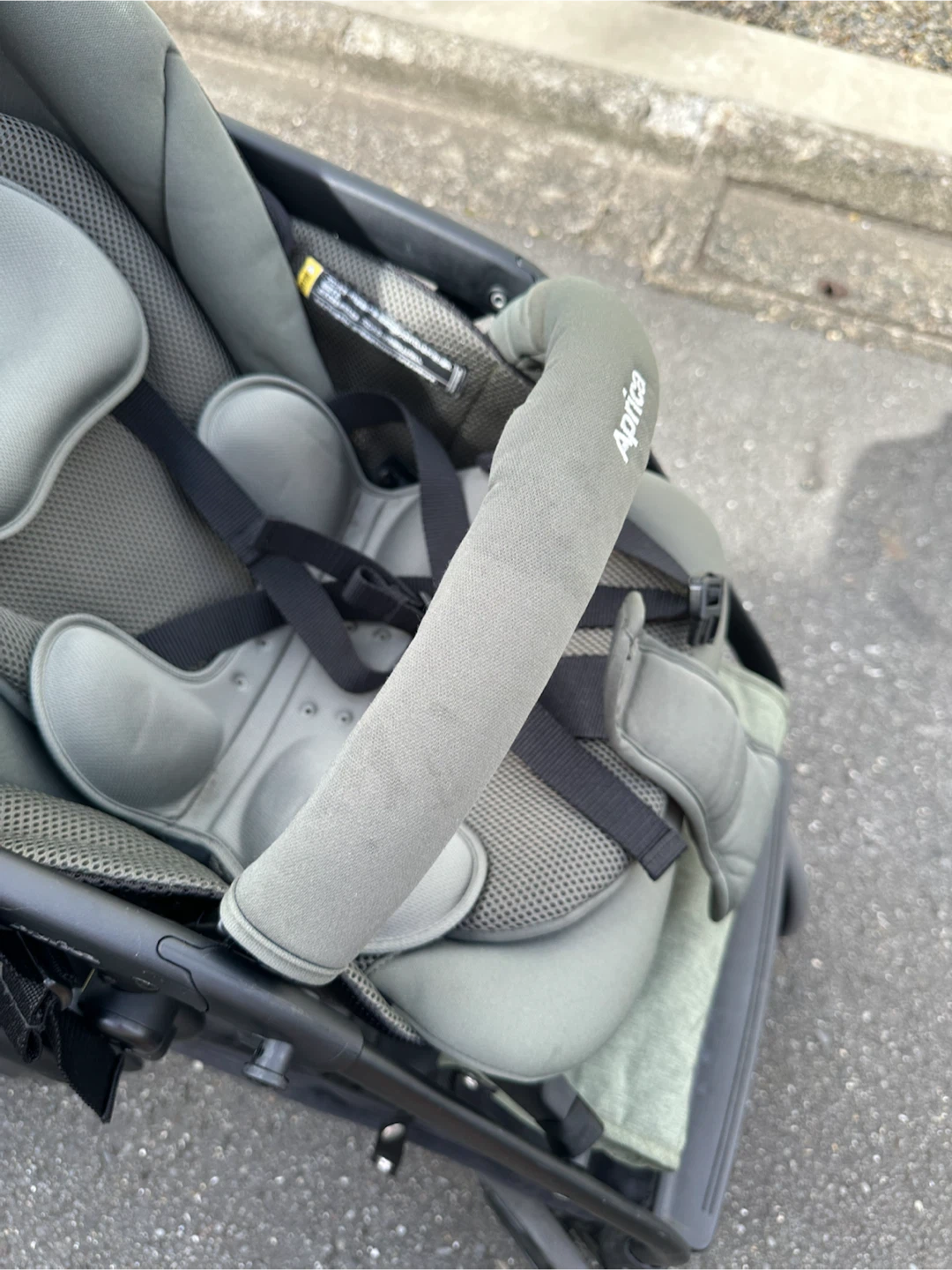 アップリカ ルンルン　ベビーカー カーキ色　3年使用の写真2枚目