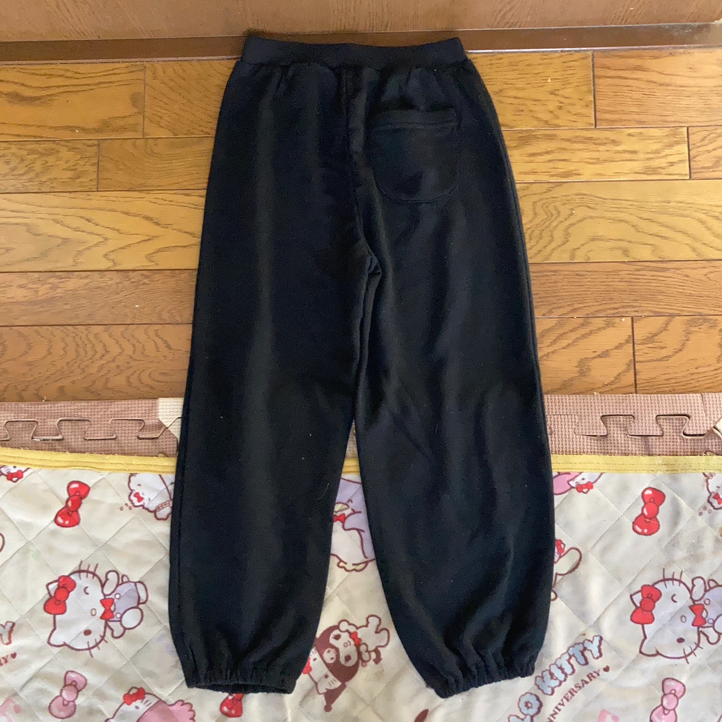 クマ柄 スウェットパンツ 黒の写真2枚目