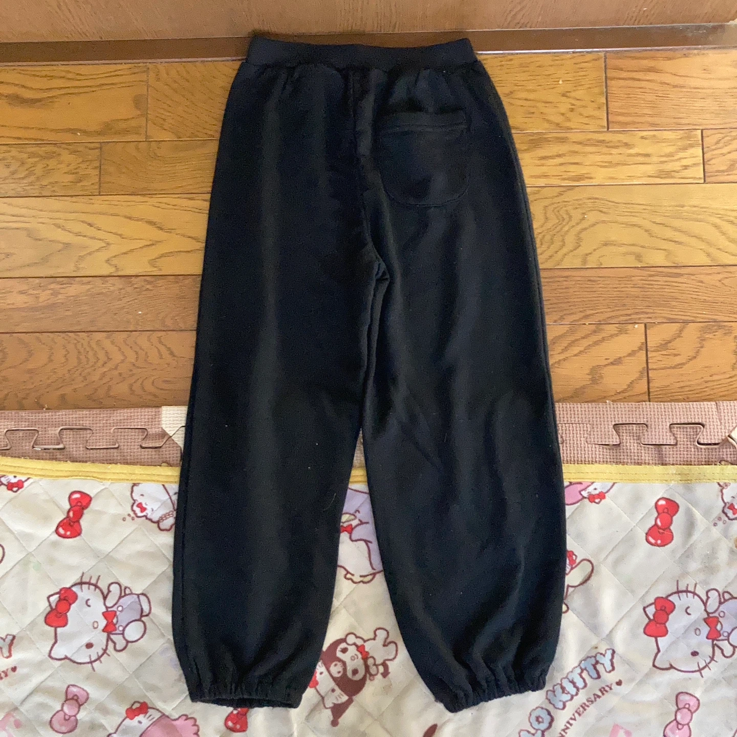 クマ柄 スウェットパンツ 黒の写真2枚目