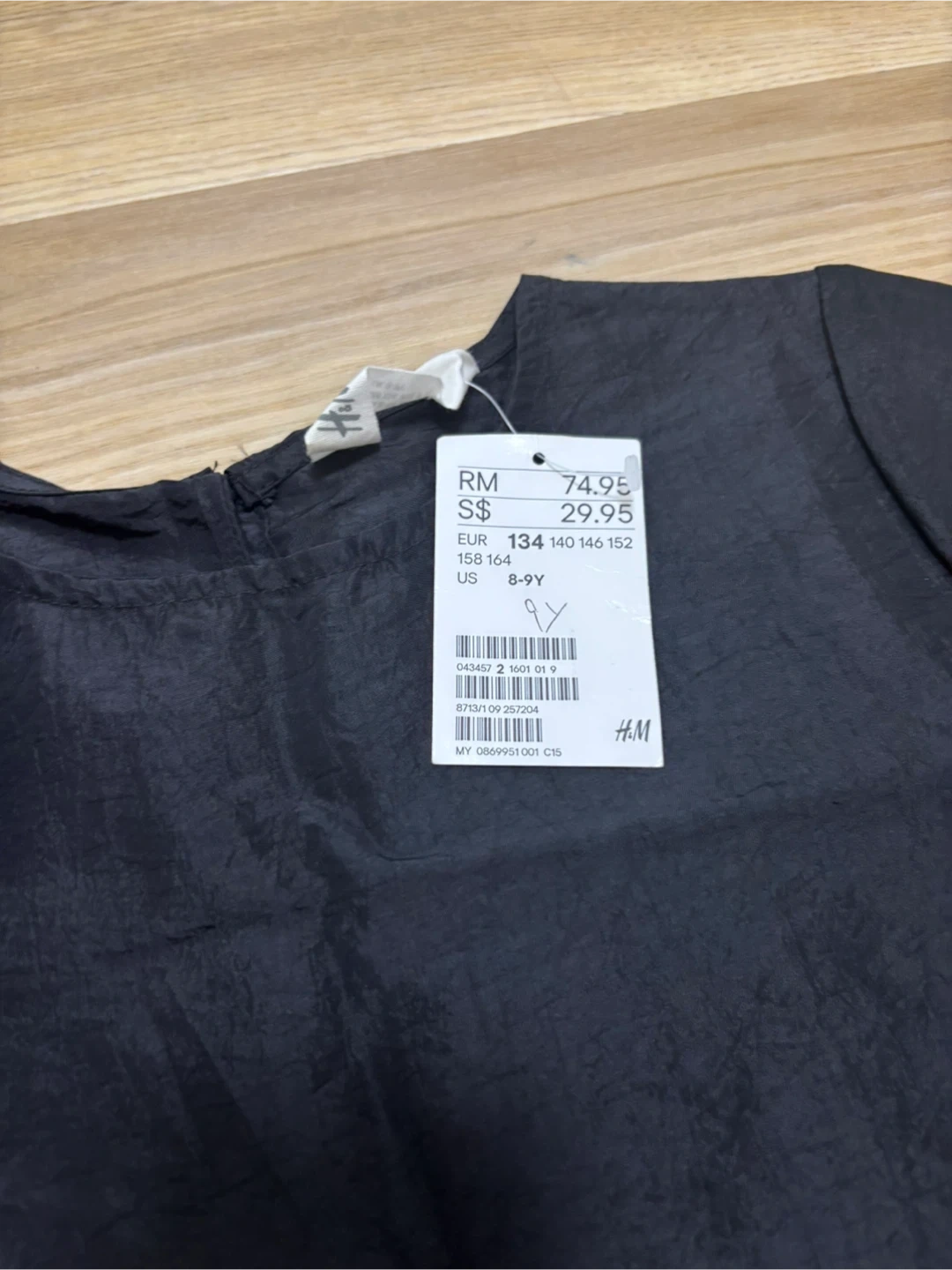 新品未使用!H&Mキッズ黒ワンピース &カチューシャ付きの写真3枚目