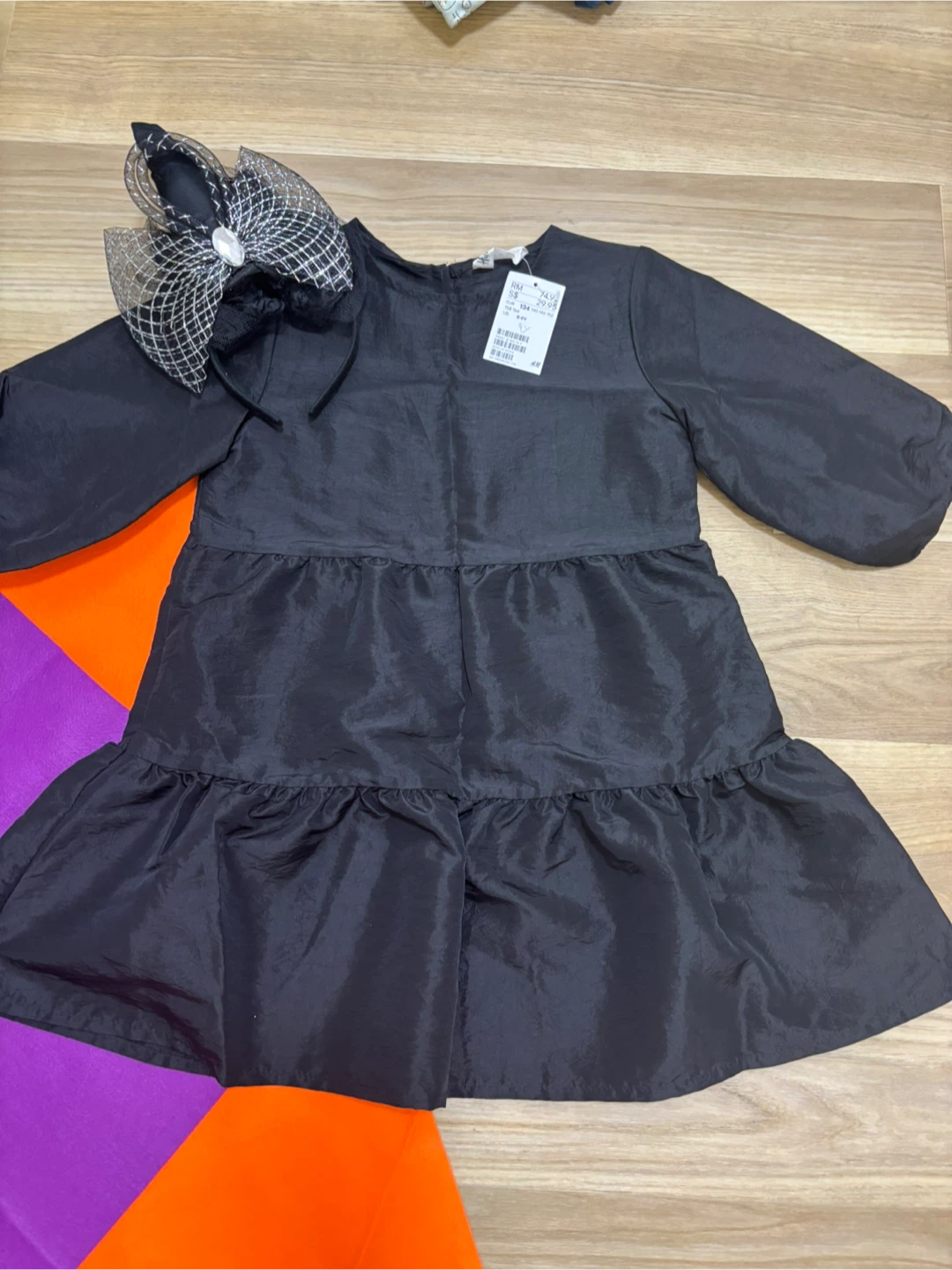 新品未使用！H&Mキッズ黒ワンピース &カチューシャ付きの写真4枚目
