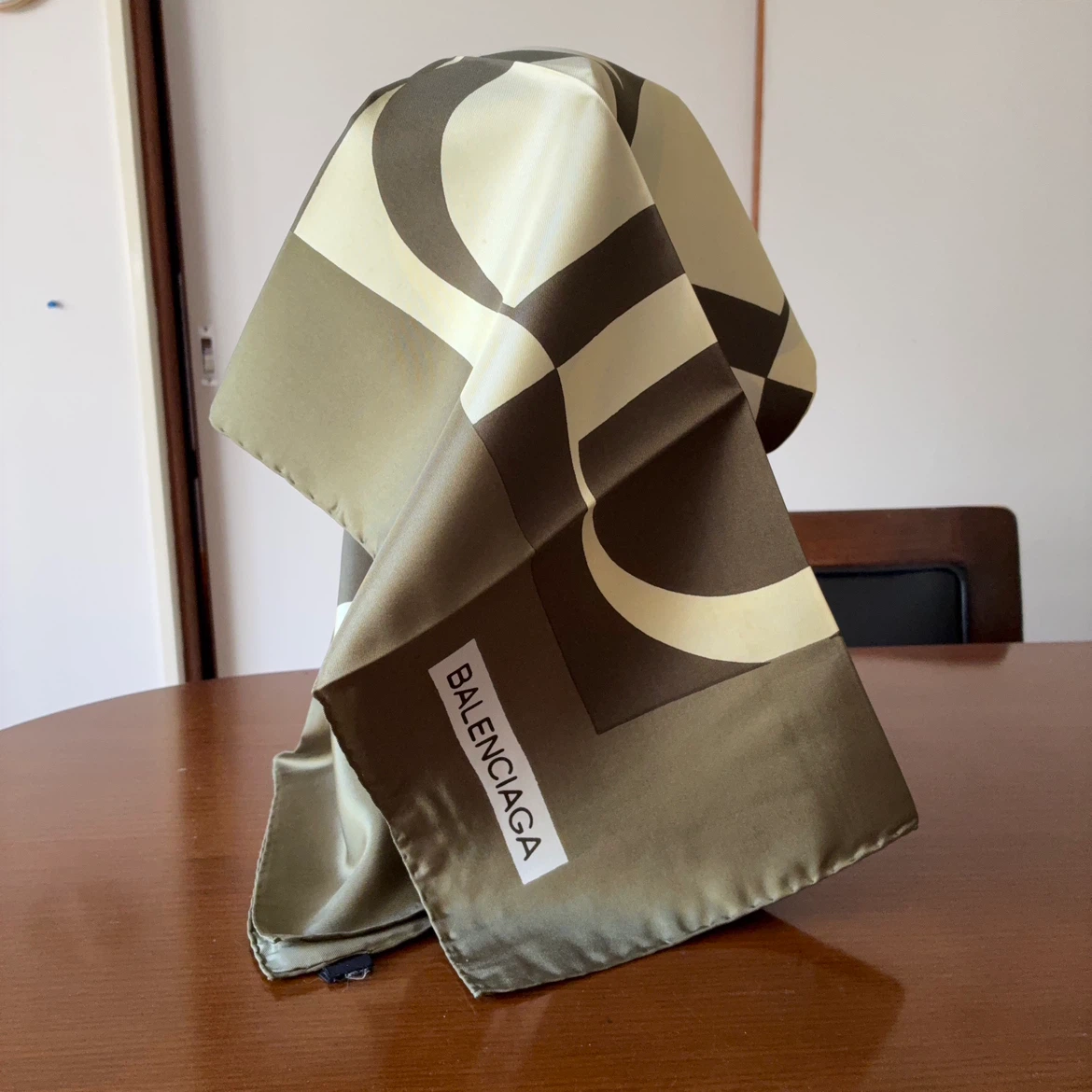 バレンシアガ スカーフ　カーキ