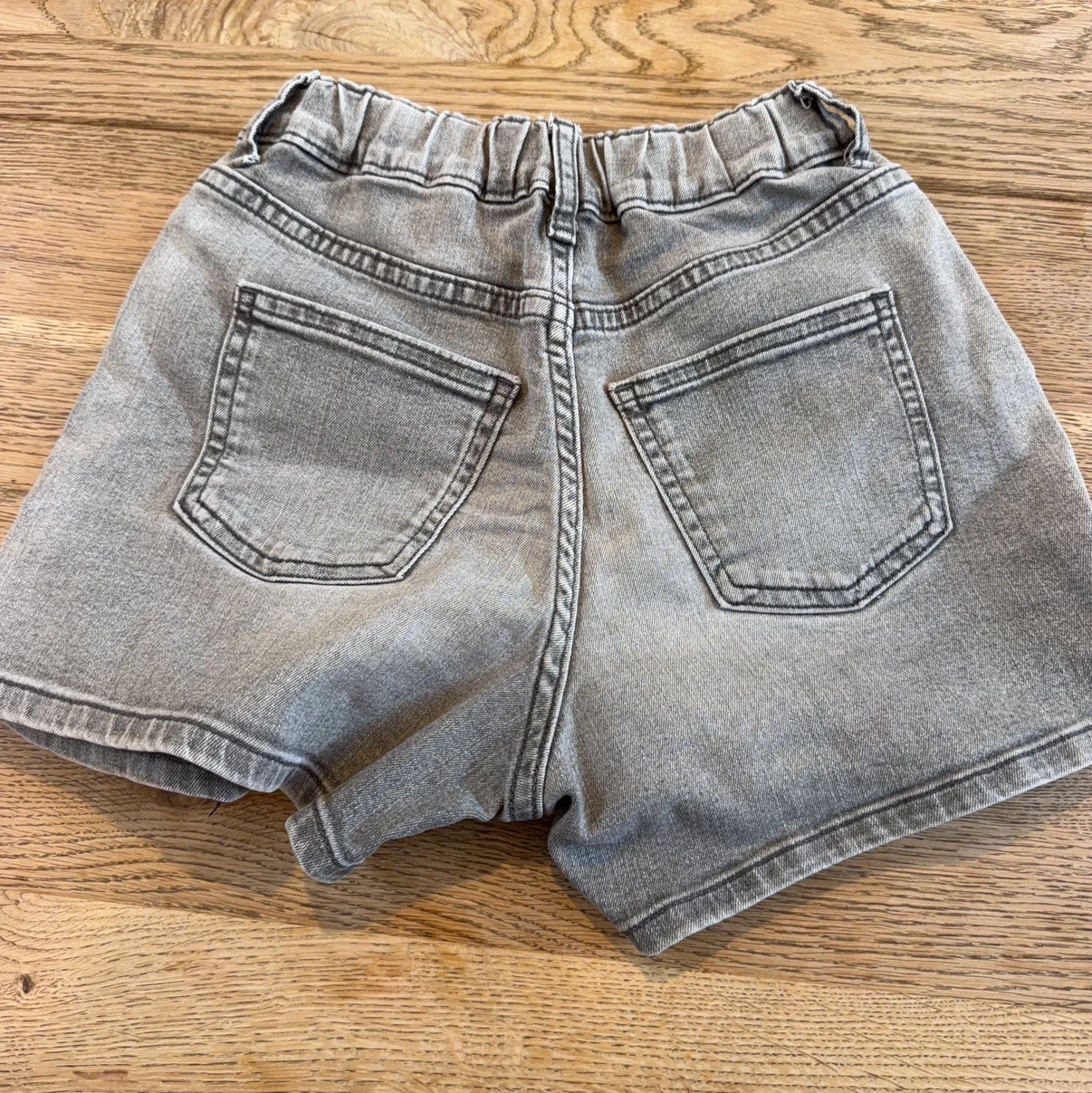 ユニクロ キッズ デニムショートパンツ グレー 130cmの写真2枚目
