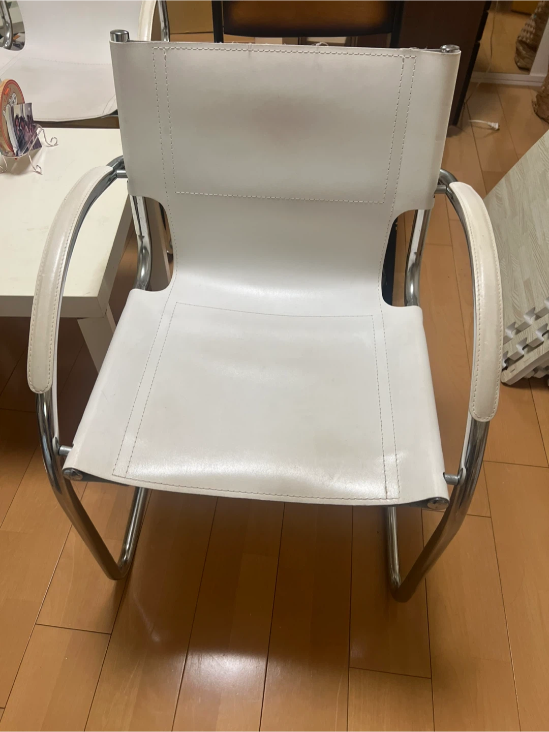 大塚家具革製椅子4脚セットの写真2枚目