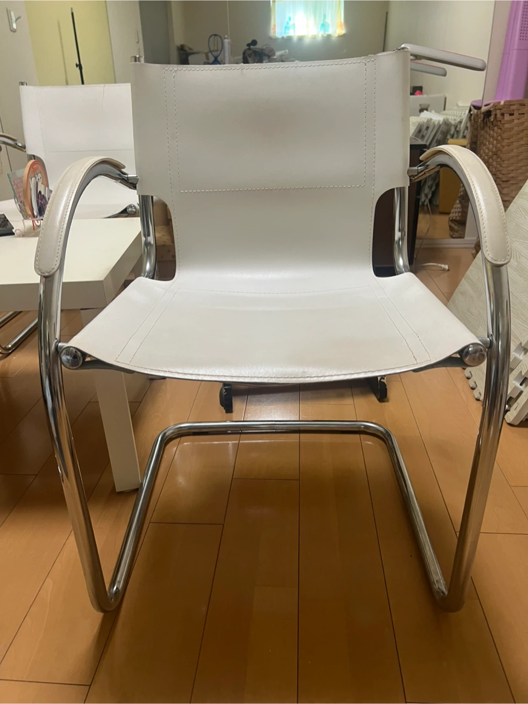 大塚家具革製椅子4脚セットの写真3枚目