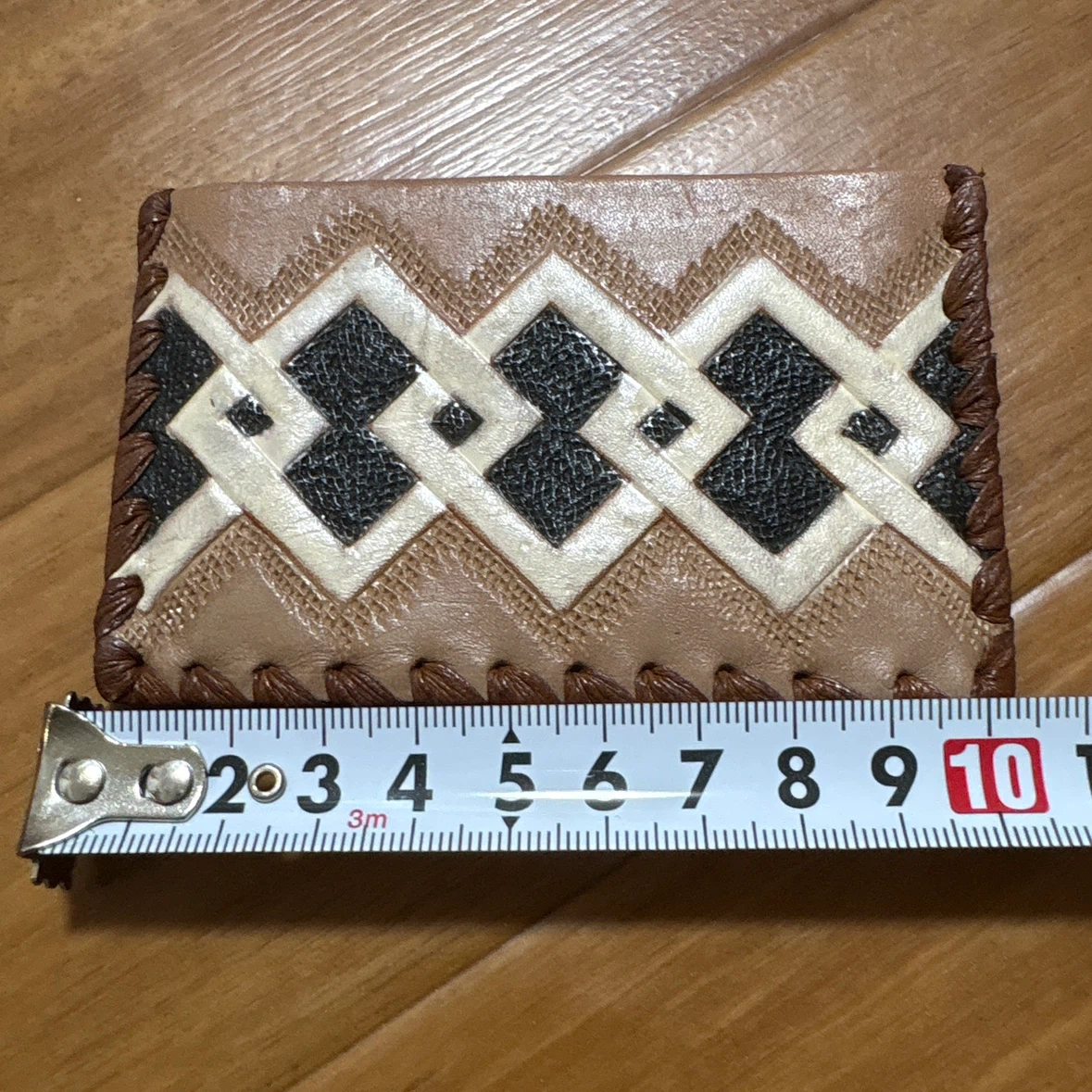 レザー調 カードケース 幾何学模様の写真3枚目