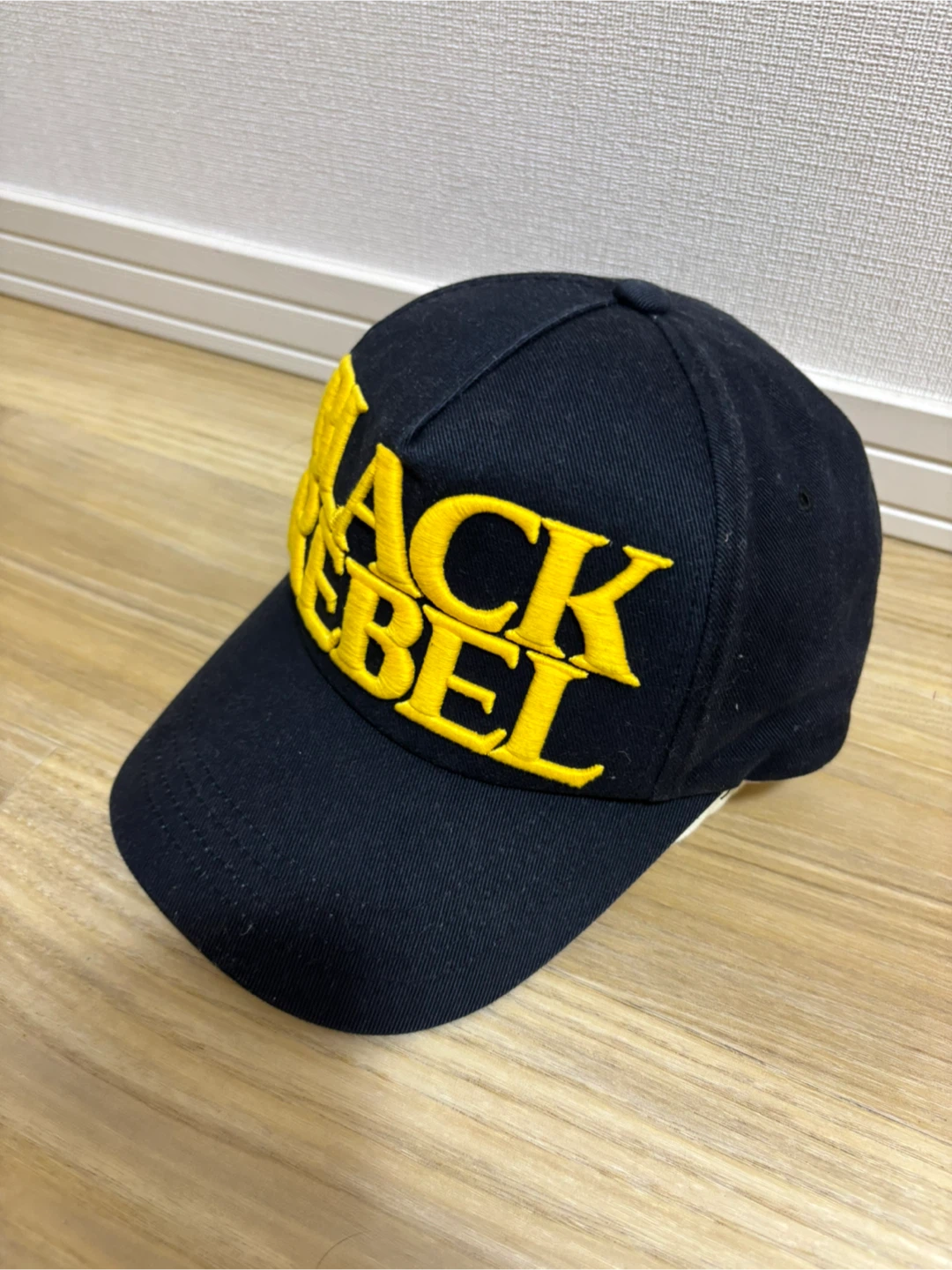 （美品）ブラックレベル キャップ 黒 イエロー