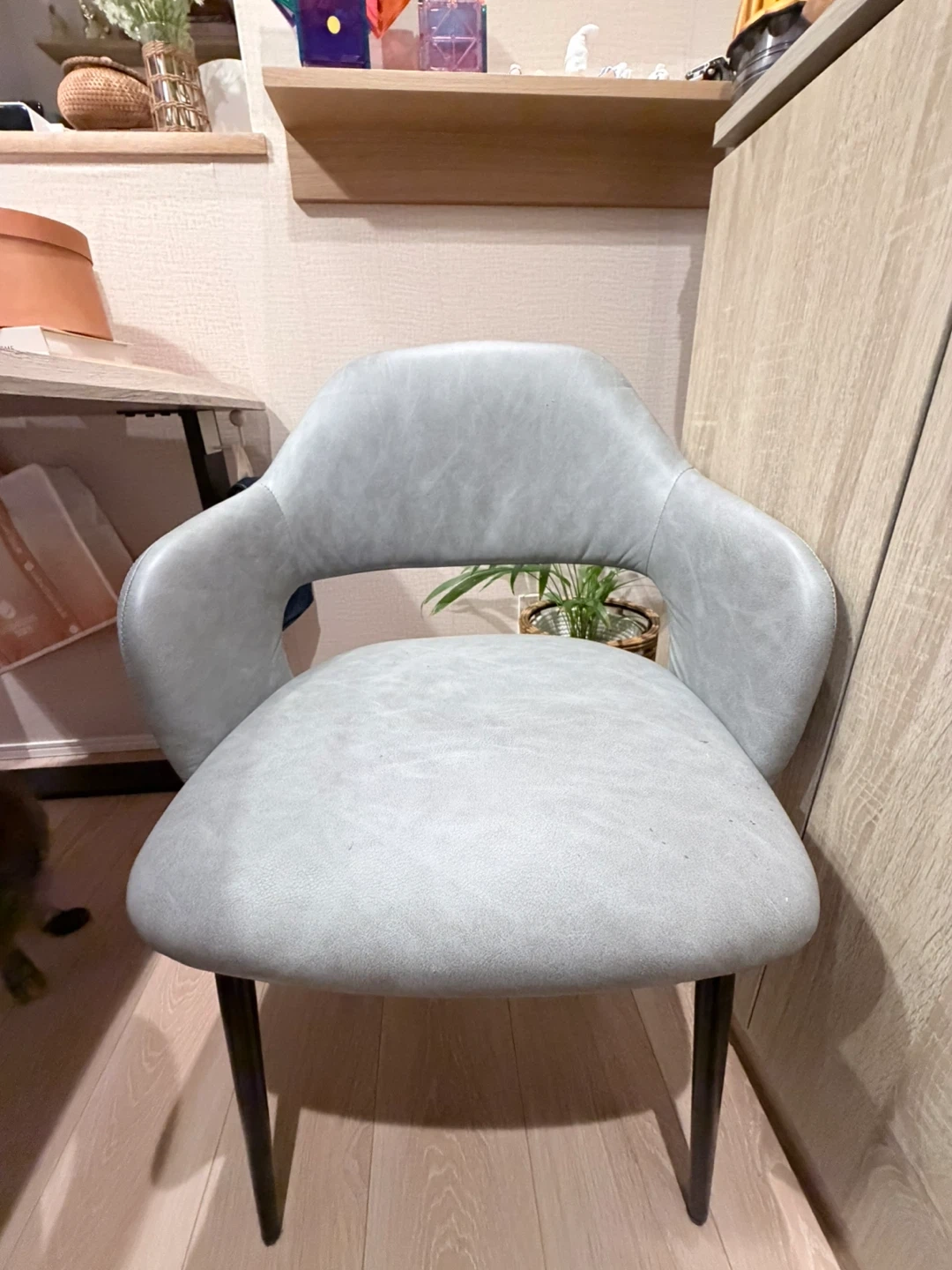 ダイニングチェア グレー 肘掛け付き 2脚セットの写真3枚目