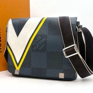 Louis Vuitton「ディストリクトPM」（ダミエ・コバルト ラティテュード、型番: N44002） です