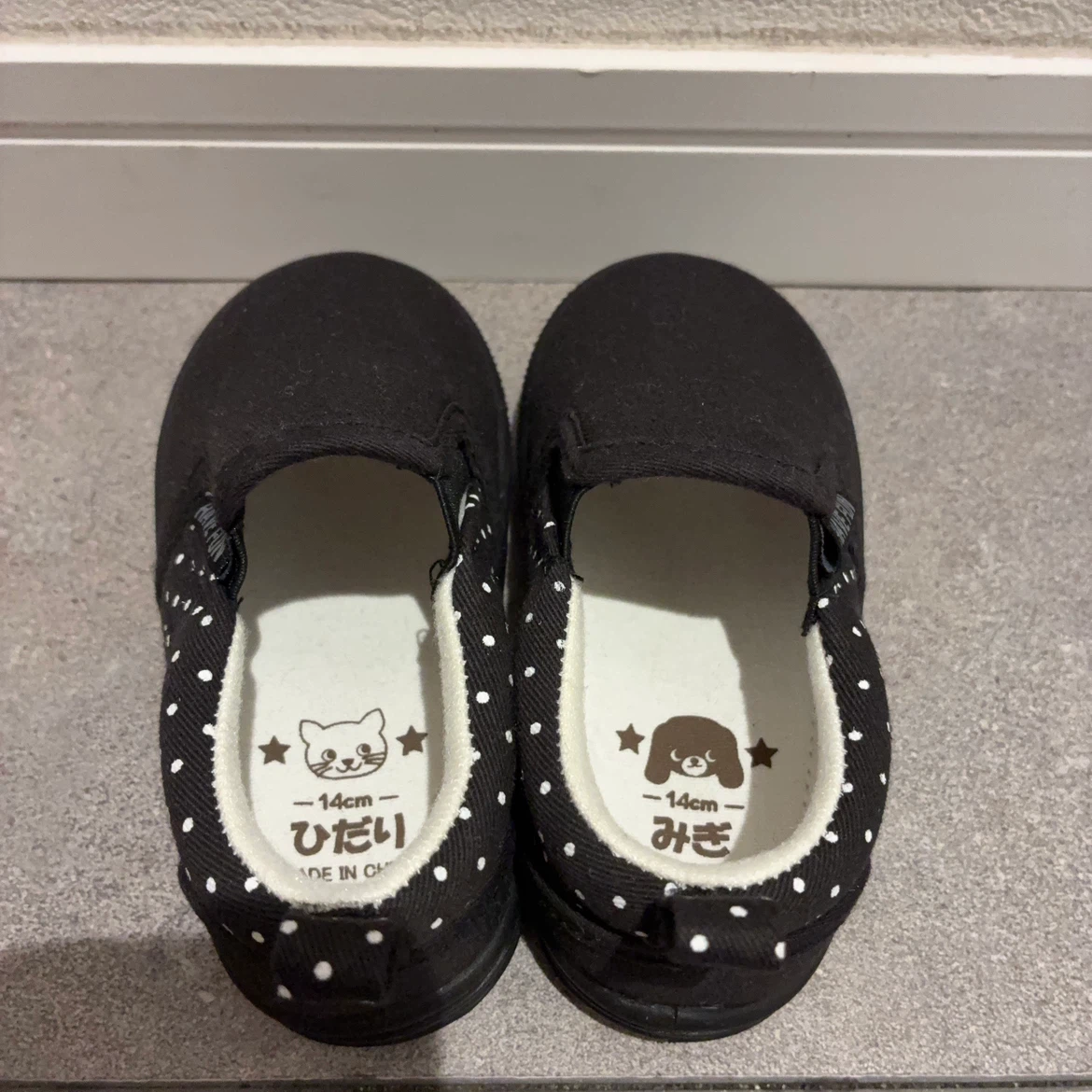 子供用スニーカー 14cm ブラック ドット柄の写真2枚目