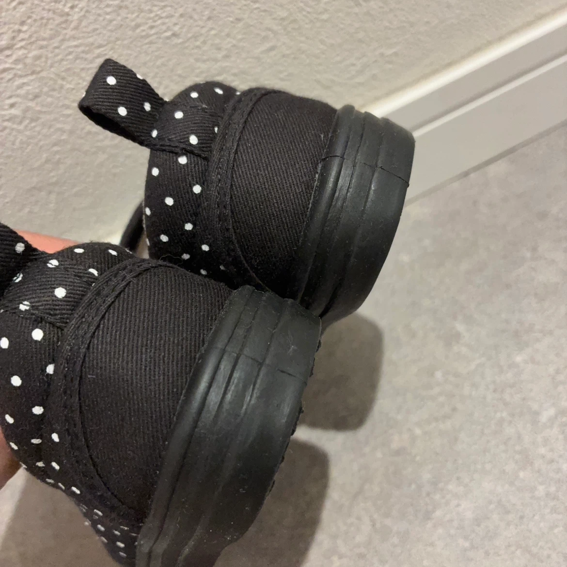 子供用スニーカー 14cm ブラック ドット柄の写真3枚目