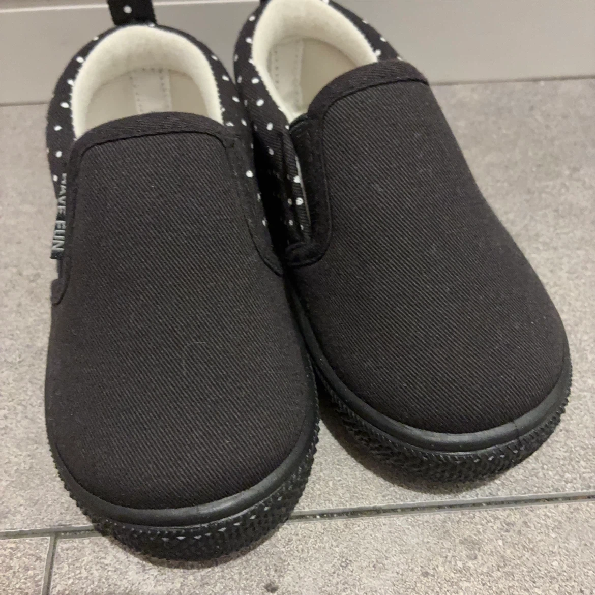 子供用スニーカー 14cm ブラック ドット柄の写真5枚目