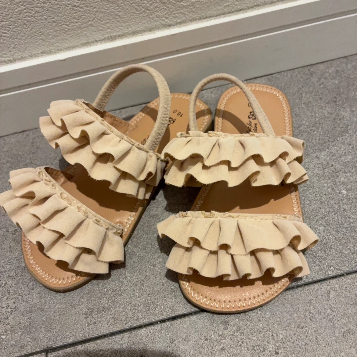フリルサンダル 16cm ベージュ