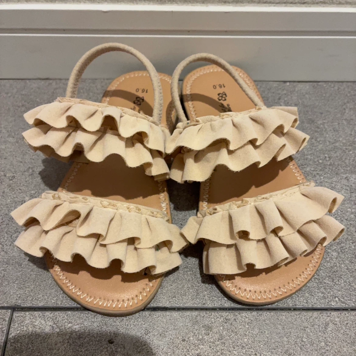 フリルサンダル 16cm ベージュの写真2枚目