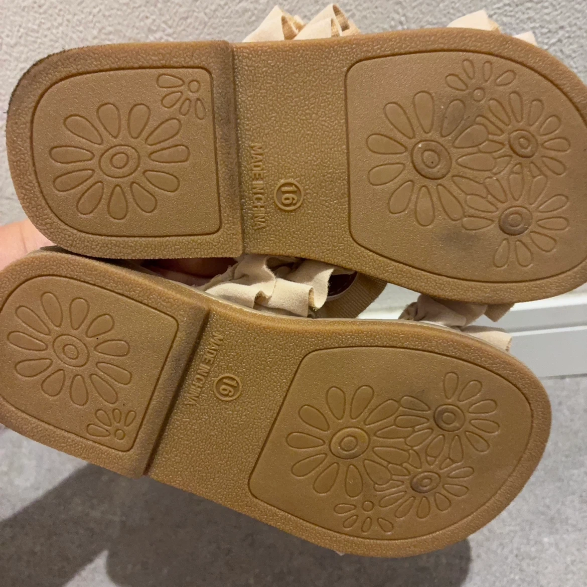 フリルサンダル 16cm ベージュの写真4枚目