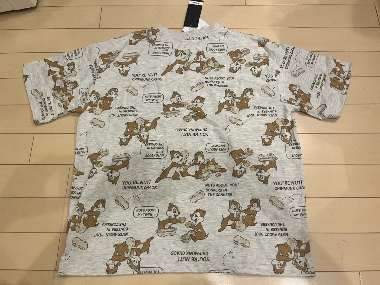 ディズニー チップとデール 総柄Tシャツ グレー Mサイズの写真3枚目