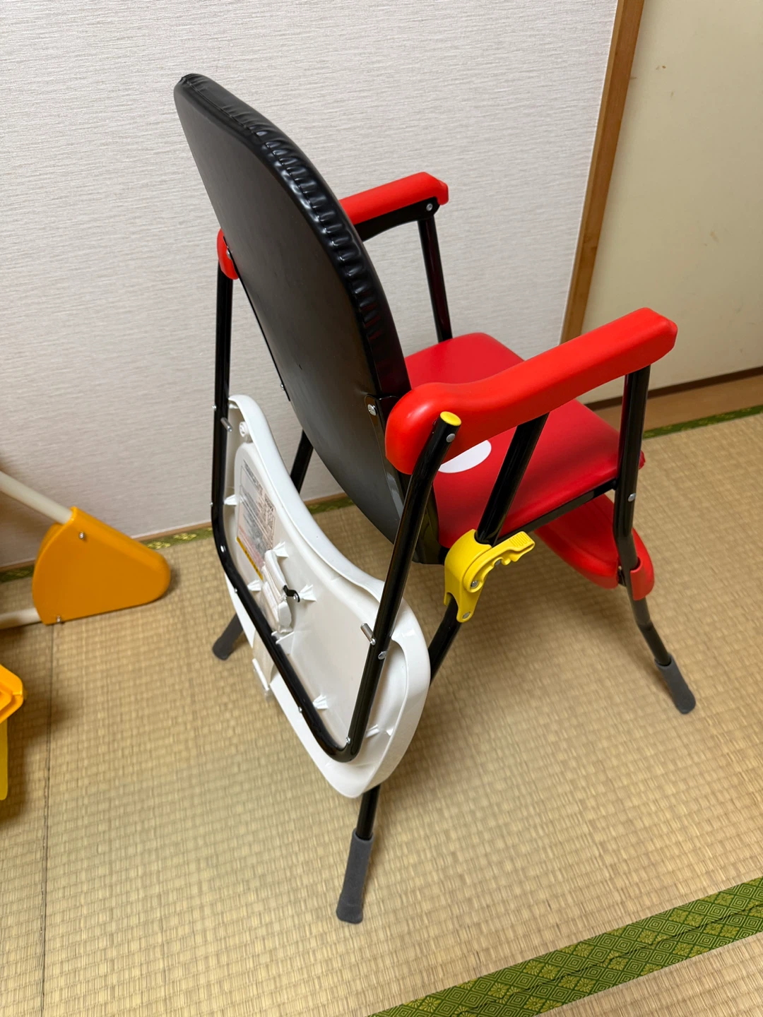 カトージ ミッキーマウス パイプハイチェアの写真4枚目