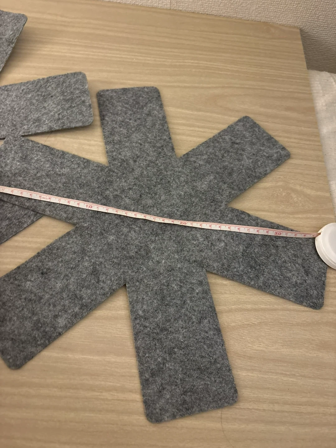 フェルト鍋敷き 雪の結晶 グレー 2枚セットの写真2枚目