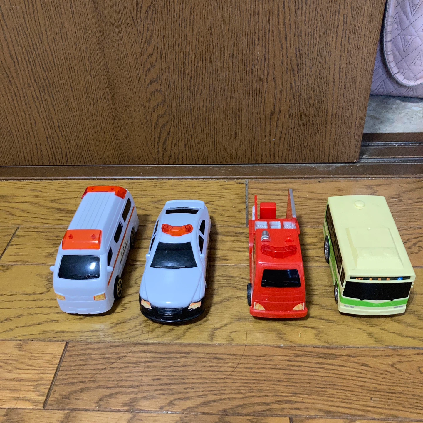 ミニカー 緊急車両 バス 4台セット
