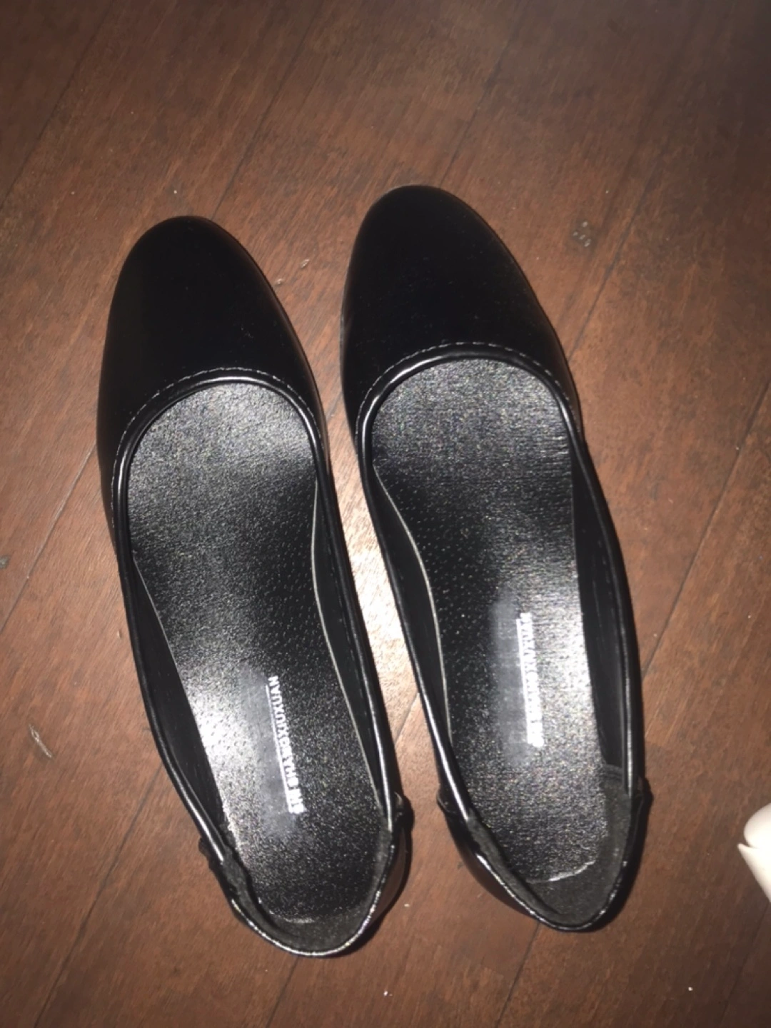 黒のフラットシューズ