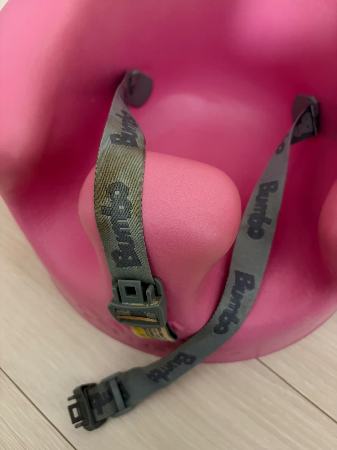 バンボ ベビーソファ ピンク ベルト付きの写真4枚目
