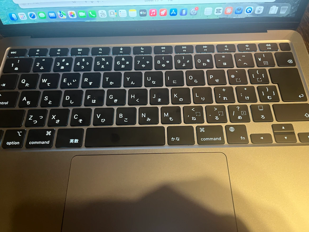 MacBook air 2020 8GB 256GB ACアダプター付属  バッテリー容量100%の写真4枚目