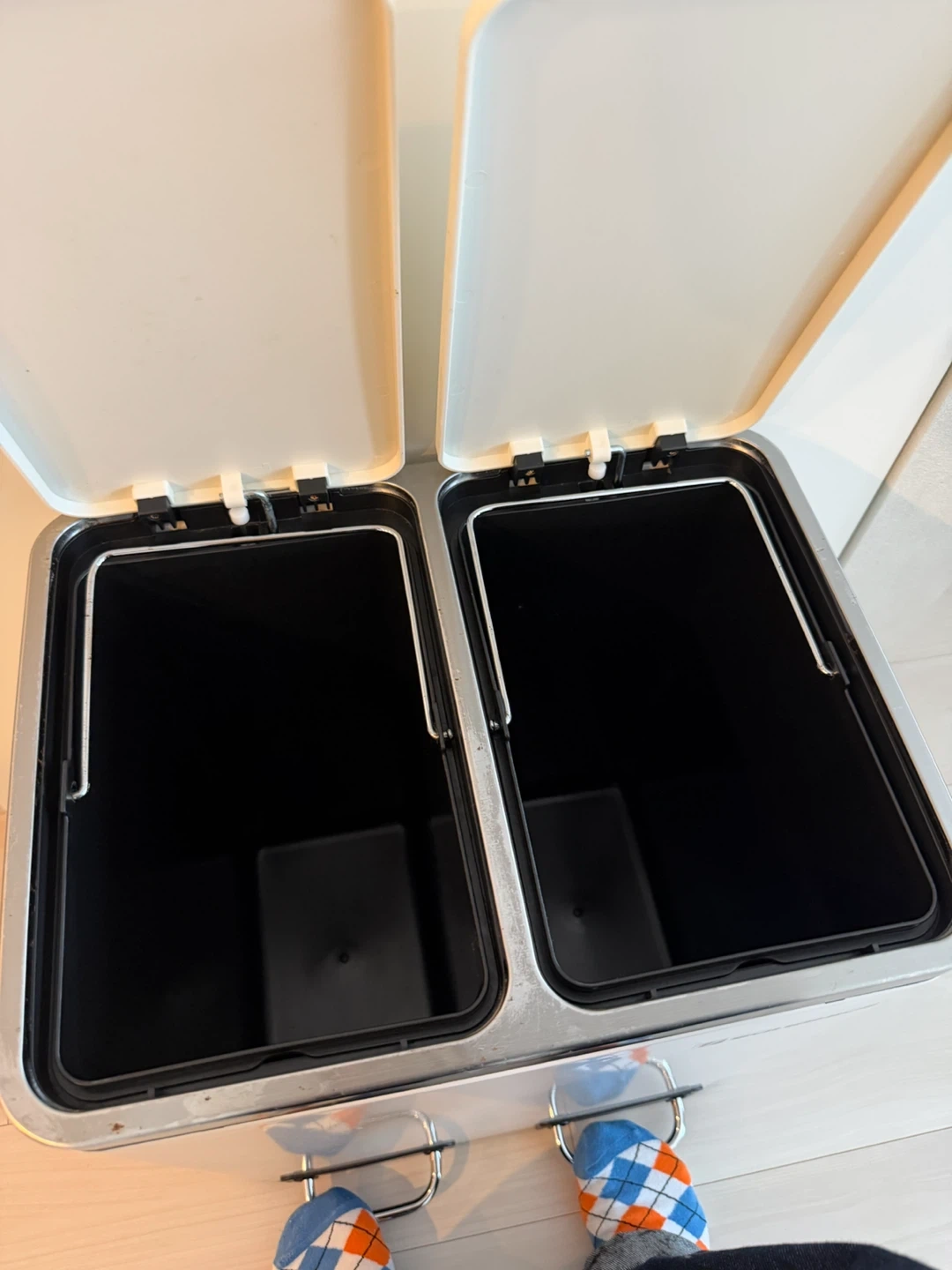 SONGMICS 2分別 ゴミ箱 ペダル式 ダストボックス ホワイトの写真2枚目