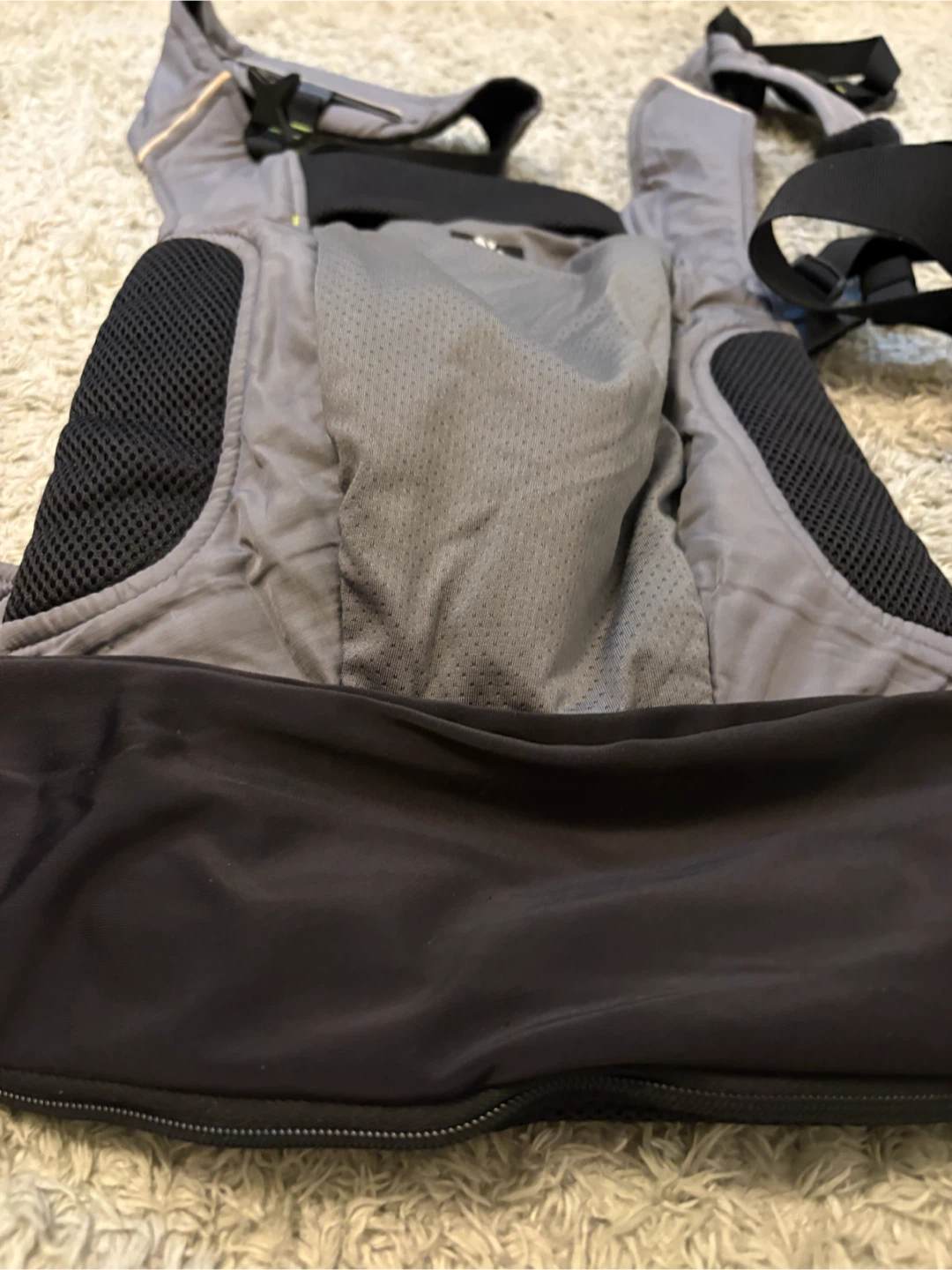エルゴベビー AWAY 抱っこ紐 グラファイトグレーの写真2枚目