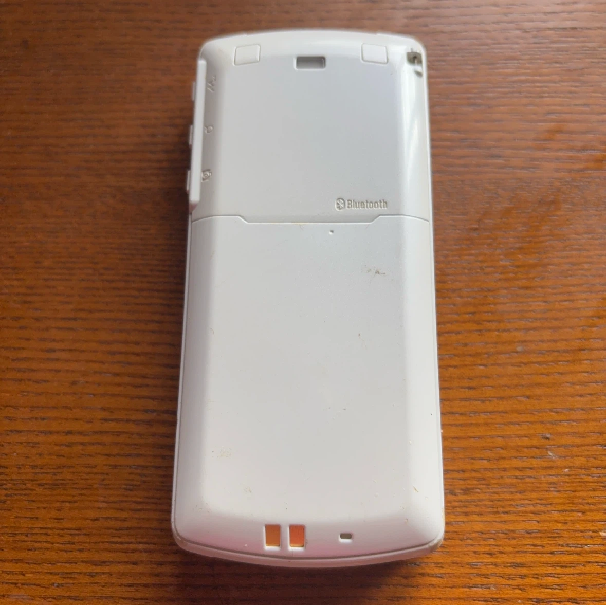 富士通 docomo F-04B ホワイトの写真2枚目