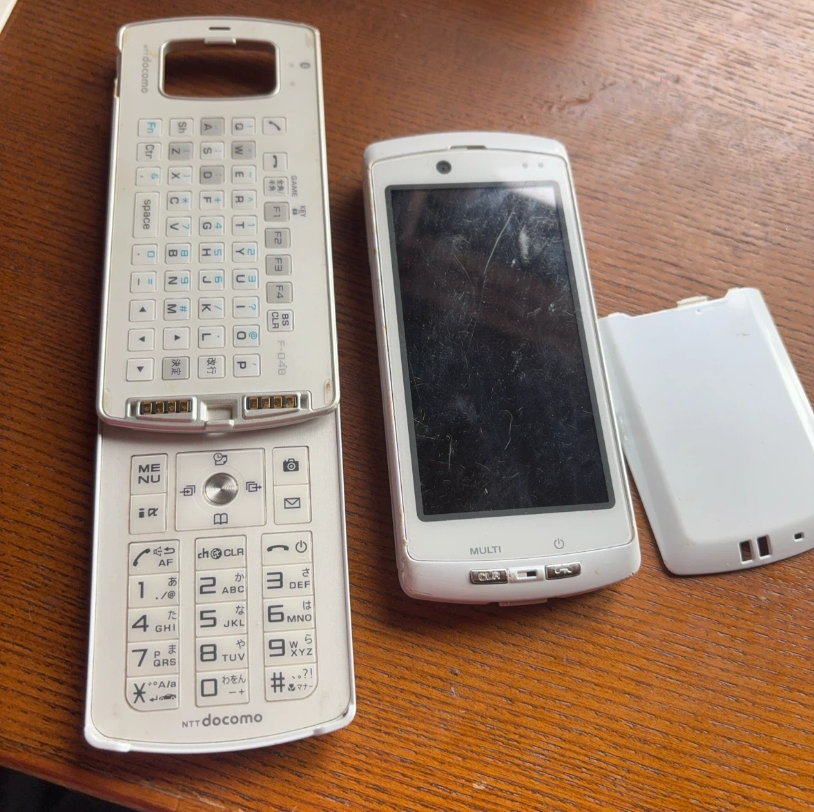 富士通 docomo F-04B ホワイトの写真3枚目