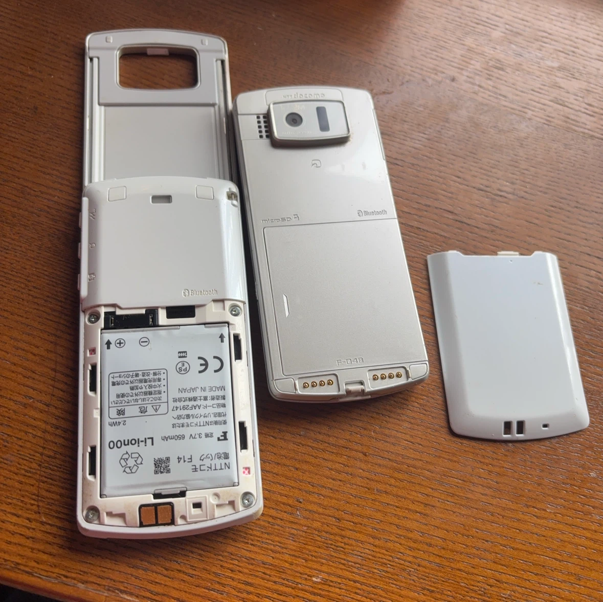 富士通 docomo F-04B ホワイトの写真4枚目
