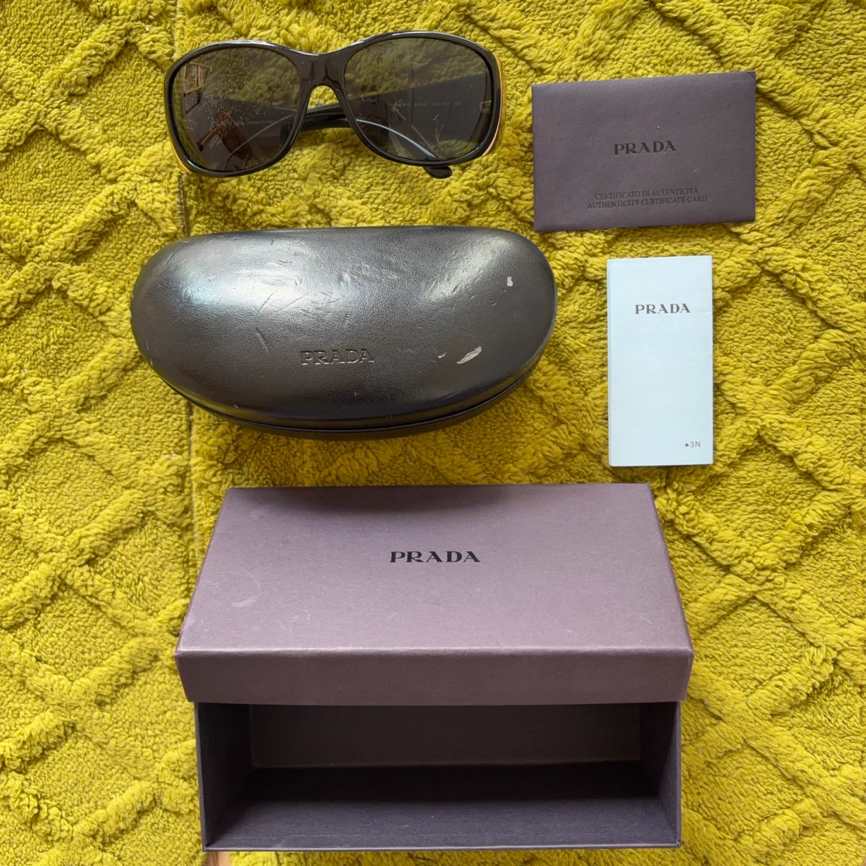 中古　PRADA サングラス 黒 ケース・箱付き