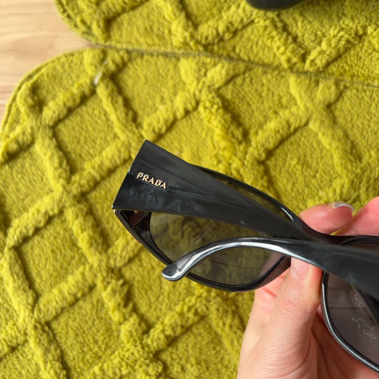 中古 PRADA サングラス 黒 ケース・箱付きの写真5枚目
