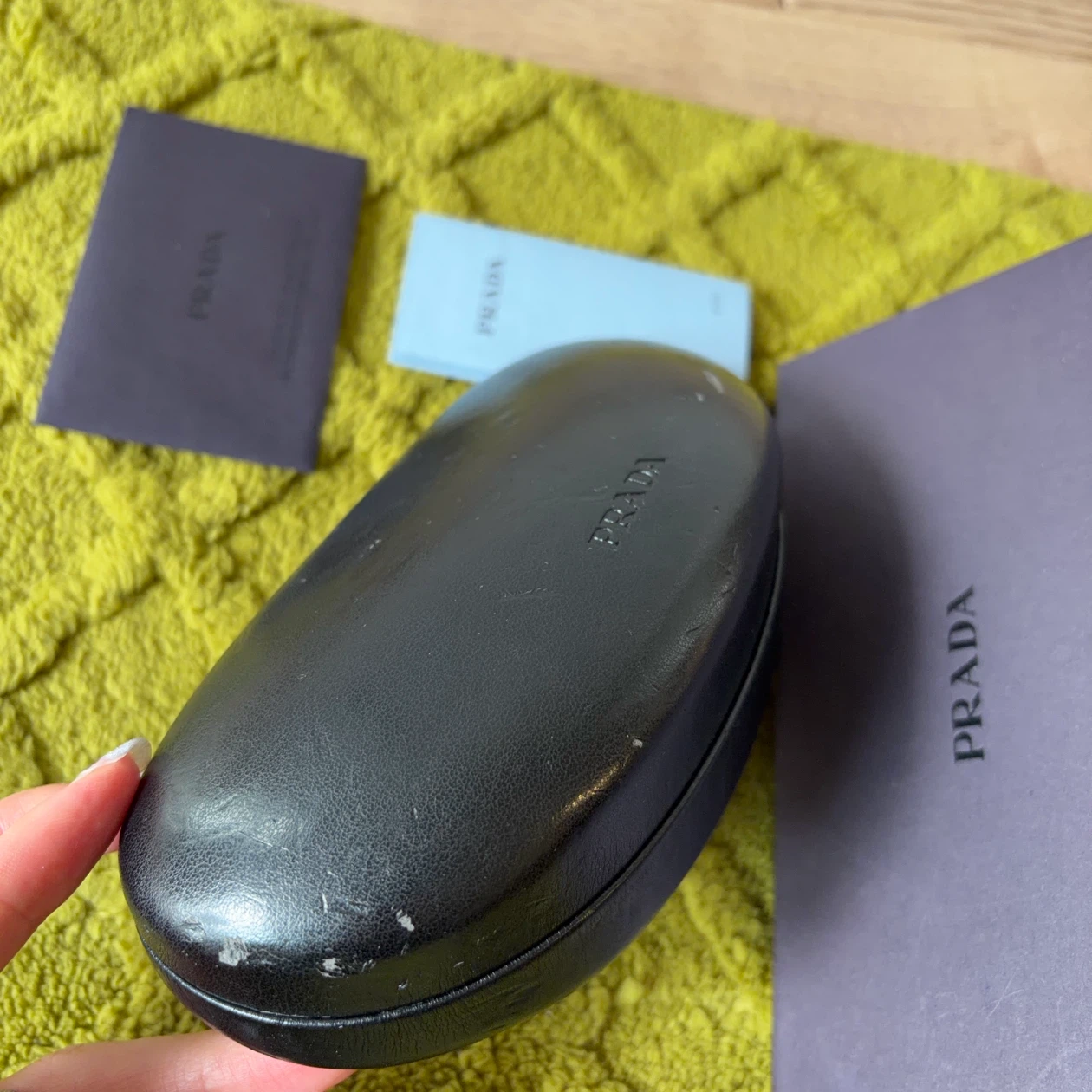 中古　PRADA サングラス 黒 ケース・箱付きの写真6枚目