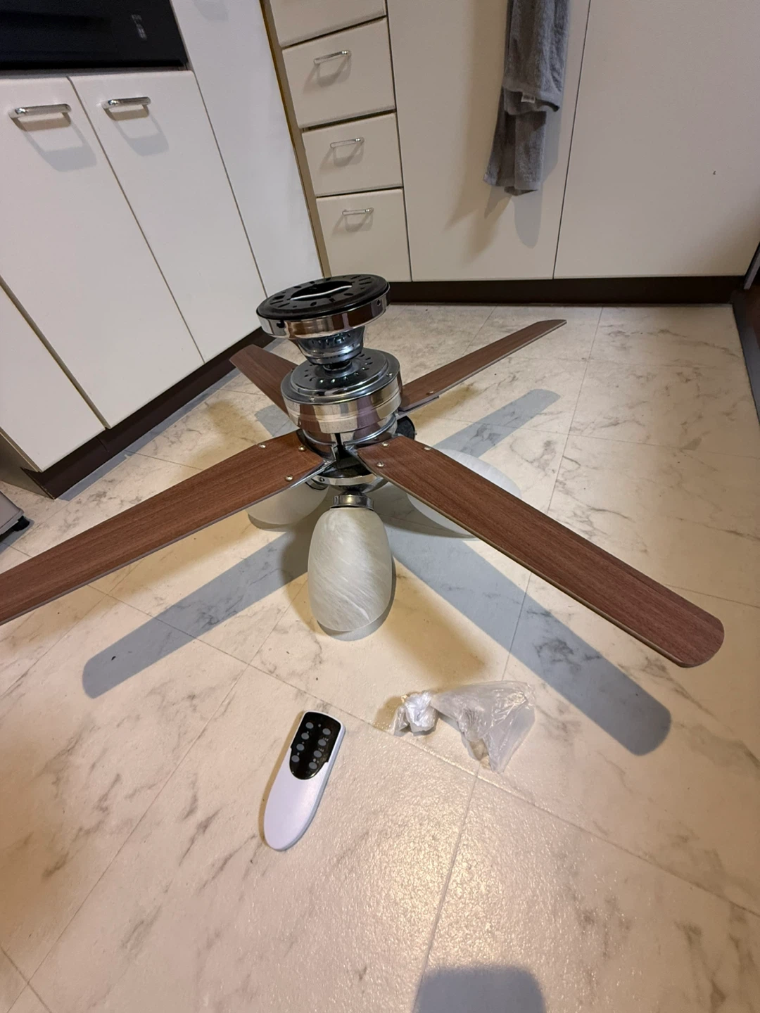 シーリングファンライト 4灯式 木製羽根の写真2枚目