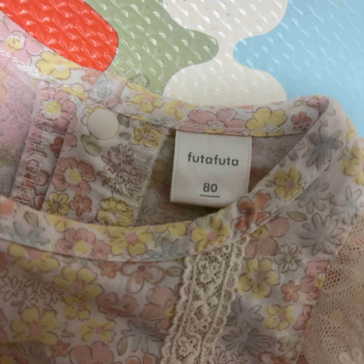 【購入したら1点プレゼント】フタフタ 花柄レーストップス 80cmの写真3枚目