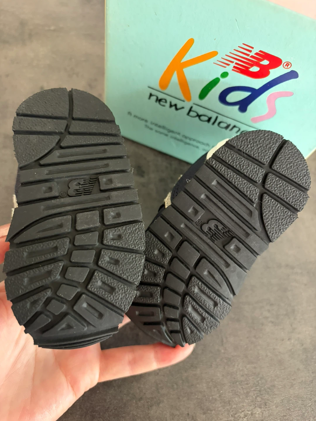 新品ニューバランス ベビーシューズ KF996 NV 10cmの写真4枚目