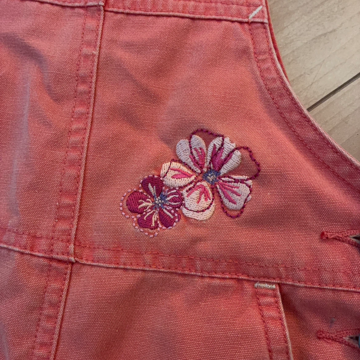 子供服🌼女の子⭐️ネクスト 花柄刺繍 サロペット ショートパンツの写真2枚目
