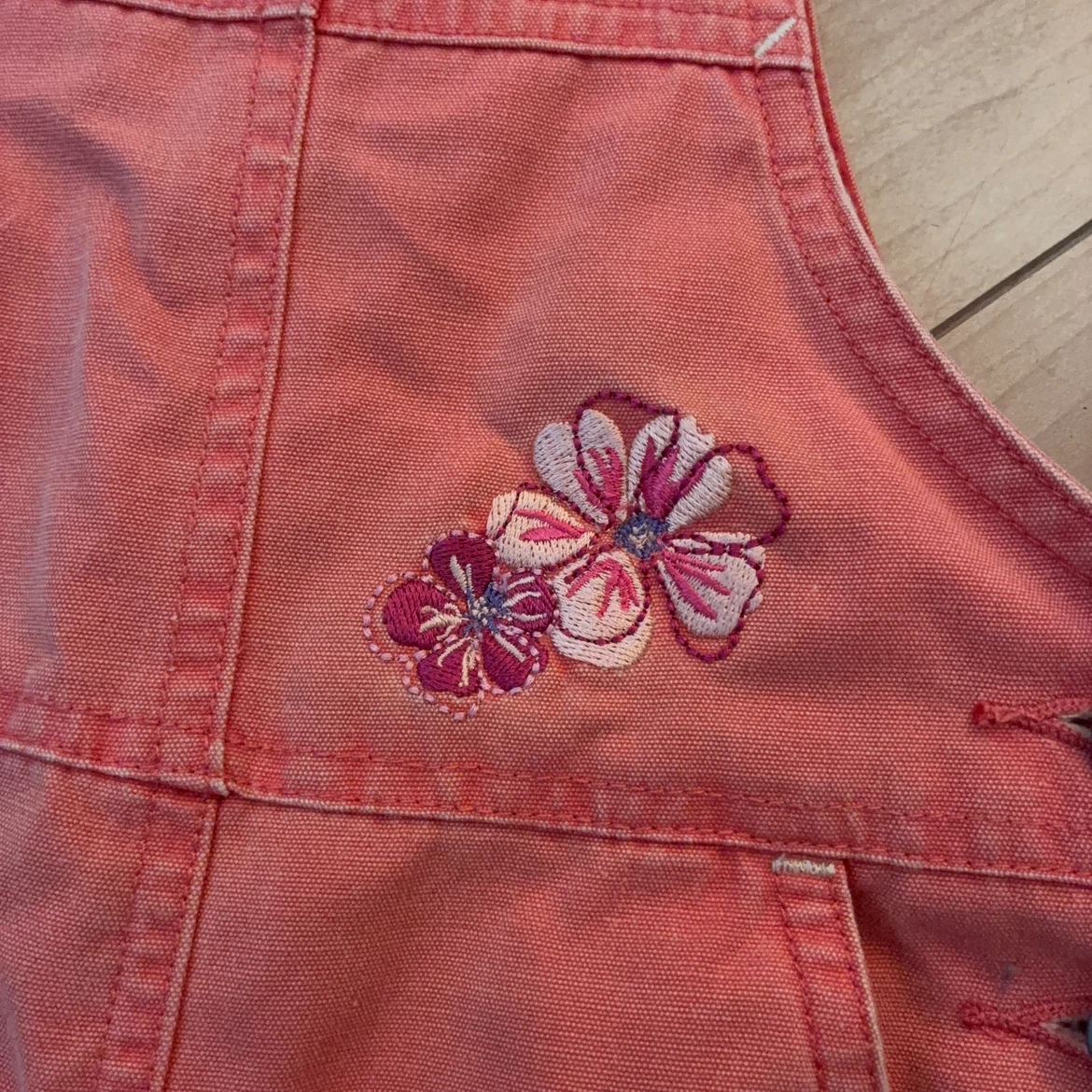子供服🌼女の子⭐️ネクスト 花柄刺繍 サロペット ショートパンツの写真2枚目