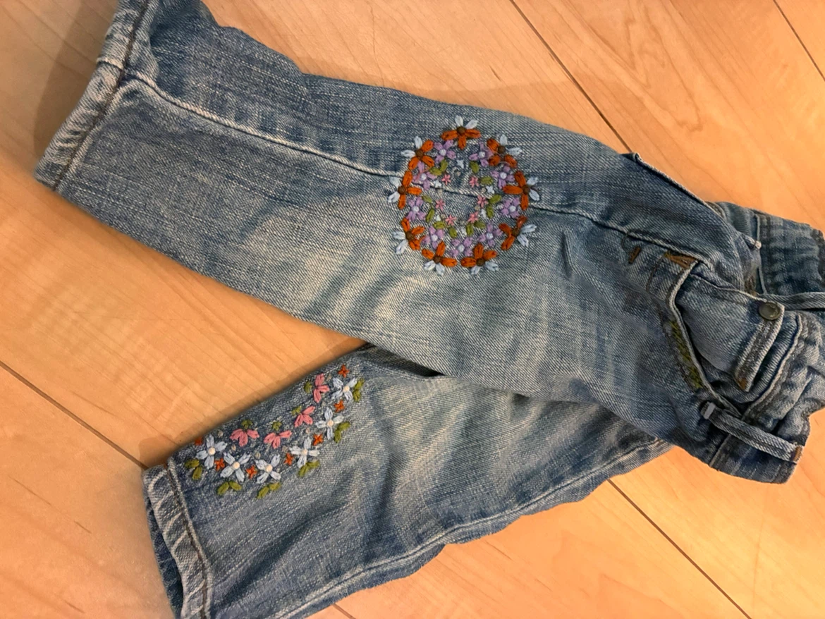 子供服⭐️女の子用GAP🌼花柄刺繍🌼デニムパンツの写真3枚目