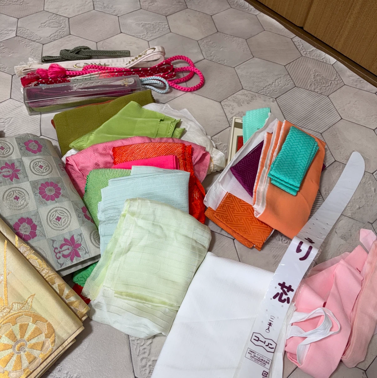 着物　帯　帯締め　重ね衿　紐　帯揚げ着物用品